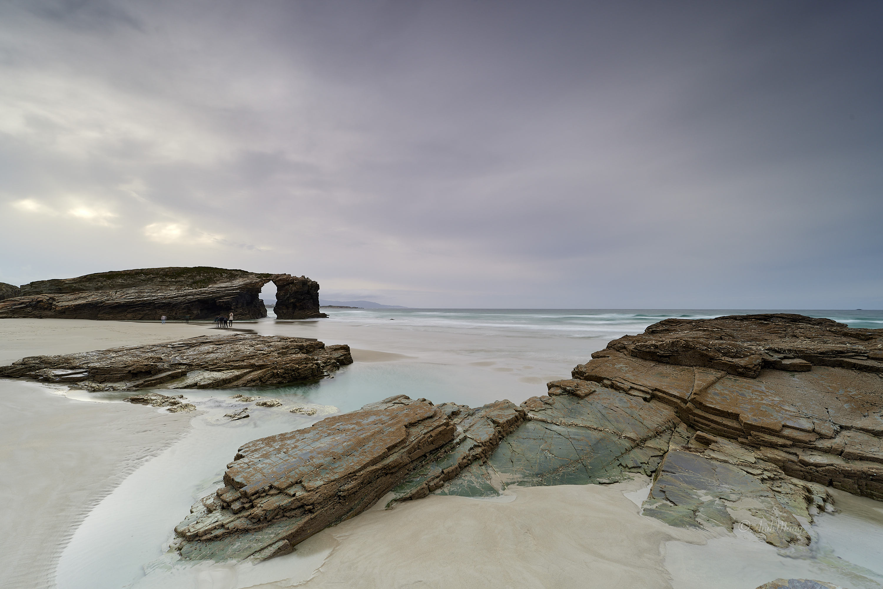  As Catedrais (Las Catedrales) steht unter Naturdenkmalschutz und ist einer der berühmtesten Strände in ganz Galicien. Seine kuriosen, von Wind und Wasser gestalteten Felsformationen sind weltweit bekannt und regen die Phantasie eines jeden Besuchers an.
Bei Ebbe besteht die Möglichkeit, barfuß zwischen den Felsen und in den hohen Höhlen spazierenzugehen, und ineinander verschränkte Steinbogen zu entdecken.  