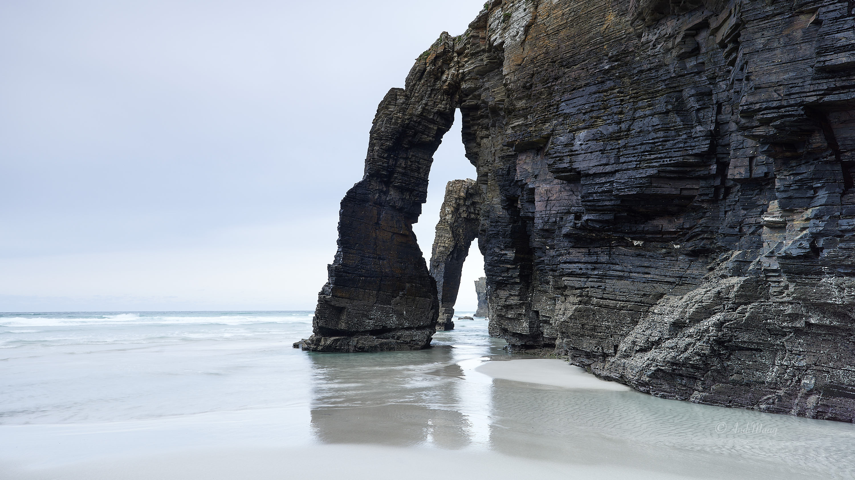  As Catedrais (Las Catedrales) steht unter Naturdenkmalschutz und ist einer der berühmtesten Strände in ganz Galicien. Seine kuriosen, von Wind und Wasser gestalteten Felsformationen sind weltweit bekannt und regen die Phantasie eines jeden Besuchers an.
Bei Ebbe besteht die Möglichkeit, barfuß zwischen den Felsen und in den hohen Höhlen spazierenzugehen, und ineinander verschränkte Steinbogen zu entdecken.  